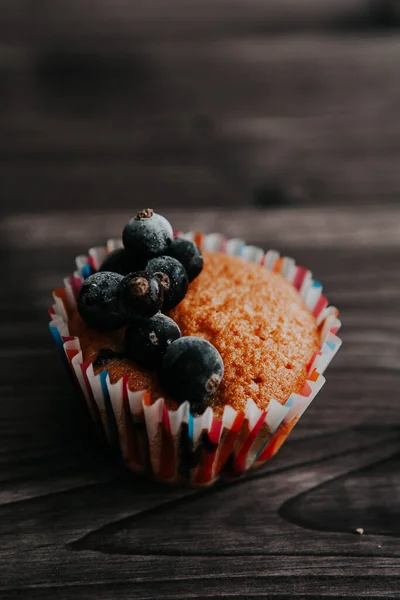 Hausgemachter Muffin Gefüllt Mit Schwarzer Johannisbeere Auf Dunklem Hintergrund — Stockfoto