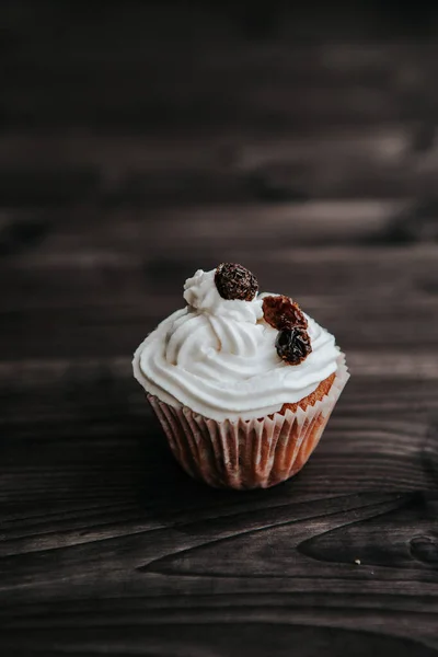 Muffin Crème Raisins Secs Sur Fond Bois Foncé — Photo
