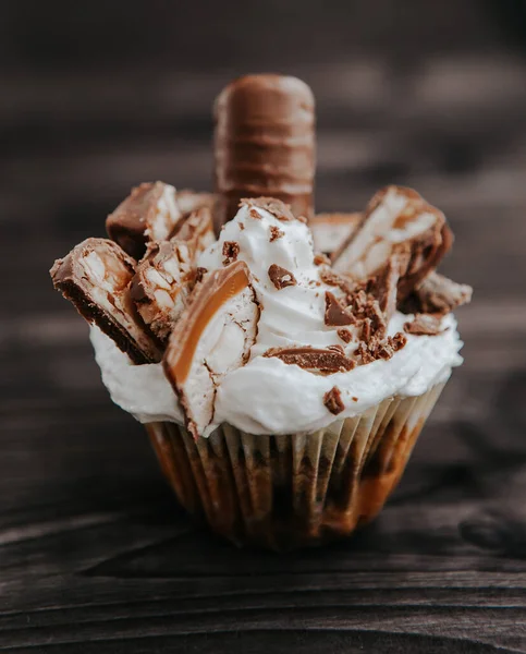 Cupcake Maison Crème Blanche Chocolat Aux Noix Sur Fond Sombre — Photo