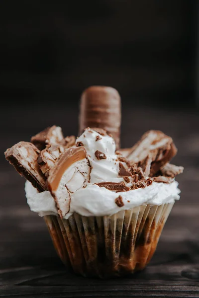 Cupcake Maison Crème Blanche Chocolat Aux Noix Sur Fond Sombre — Photo