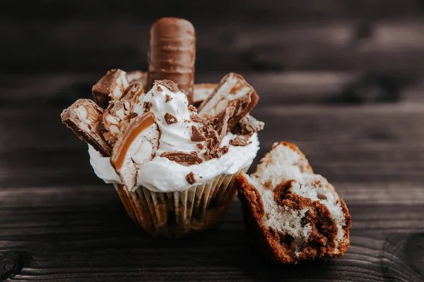Cupcake Maison Crème Blanche Chocolat Aux Noix Sur Fond Sombre — Photo