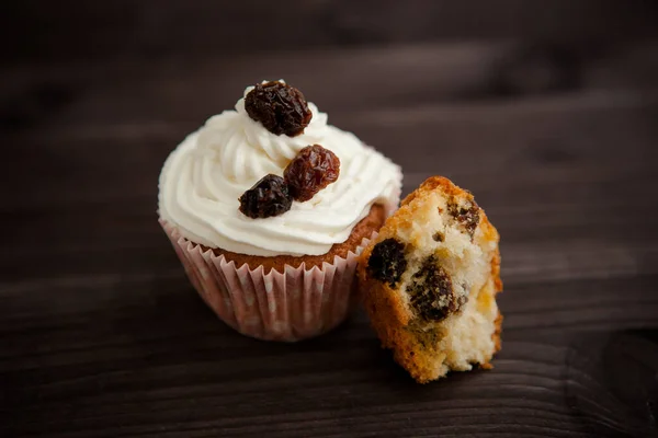 Muffin Crème Raisins Secs Sur Fond Bois Foncé — Photo