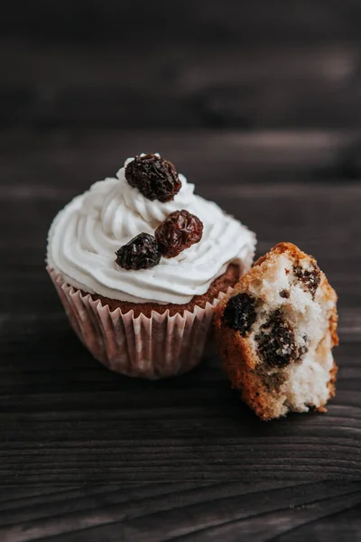 Muffin Crème Raisins Secs Sur Fond Bois Foncé — Photo
