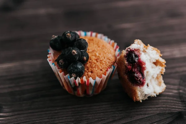 Hemmagjord Muffin Fylld Med Svarta Vinbär Mörk Bakgrund — Stockfoto