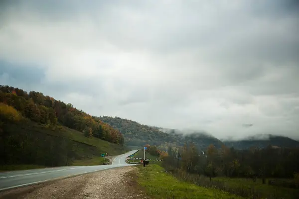 Droga Górach Wśród Lasu Ciepłą Jesienią Mgły Nad Polami Nad — Zdjęcie stockowe