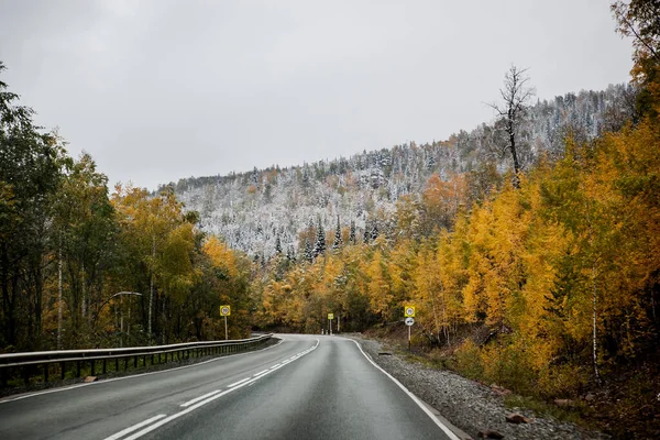 Sonbaharın Sonlarında Dağlarda Asfalt Yol Ilk Kar Ile Kaplı Altın — Stok fotoğraf