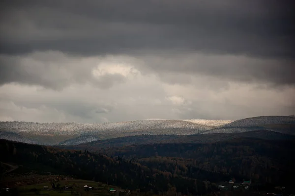 눈덮인 산들이 날씨에 통과하는 — 스톡 사진