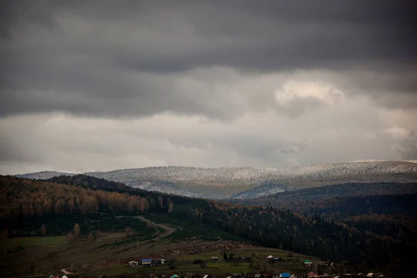 눈덮인 산들이 날씨에 통과하는 — 스톡 사진