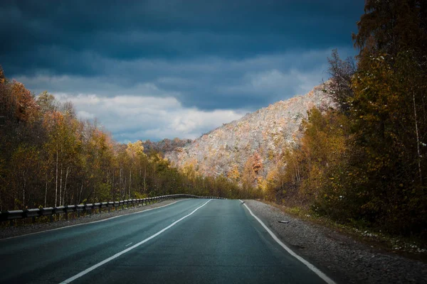 Asfaltová Cesta Horách Konci Podzimu Zlatý Les Zakrytý Prvním Sněhem — Stock fotografie