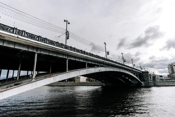 Grijze Ijzeren Brug Rivier Bewolkt Weer — Stockfoto