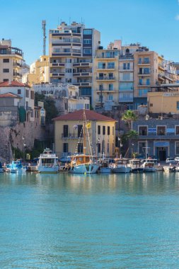 Heraklion, Yunanistan - 22 Eylül 2017: tekneler ve yatlar yaz güneşli günde eski Venedik Harbour