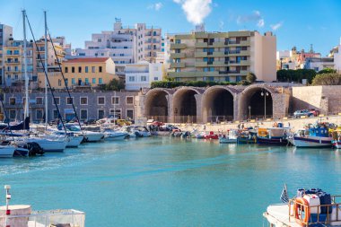 Heraklion, Yunanistan - 22 Eylül 2017: tekneler ve yatlar yaz güneşli günde eski Venedik Harbour