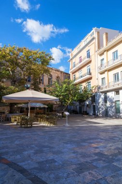 bir ağacın altında açık kafe