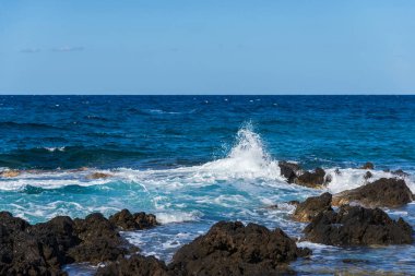 kayalar üzerine çökmesini dalga deniz