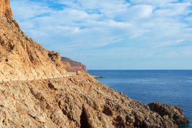 Balos beach, Girit, Yunanistan için deniz boyunca kayalık yol