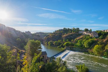 sabah güneşinIn ışınları nda Toledo antik İspanyol kenti yakınlarındaki Nehir Tagus kıyısında güzel manzara