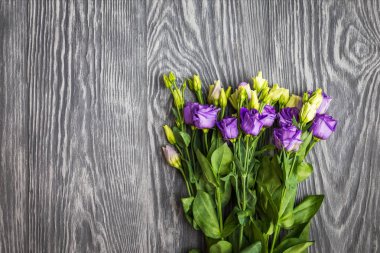 siyah doku arka plan üzerinde mor eustoma çiçek güzel buket. Kopya alanı, üst görünüm