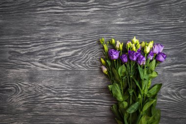 siyah doku arka plan üzerinde mor eustoma çiçek güzel buket. Kopya alanı, üst görünüm