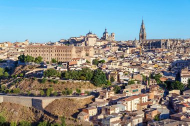 gün doğumu ışığında antik İspanyol kenti Toledo