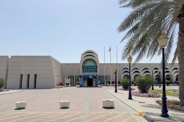 Gündüz Sharjah Bilim Müzesi cephesi, temiz çizgileri olan parlak mimari BAE 'nin kültürel simgesi, Sharjah' ta eğitim ve aile dostu bir yer. 19 Nisan 2025, Sharjah, BAE