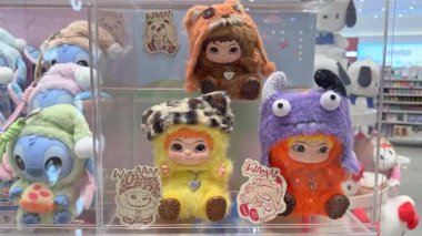 Dubai, BAE - 31.08.2025. Şirin Wakuku mağazada pohpohlanıyor, TikTok koleksiyon, eğlence ve bütçeli Labubu alternatifi