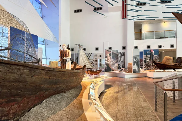 Sharjah, BAE. 14 Eylül 2025. Sharjah Denizcilik Müzesi 'nin iç manzarasında geleneksel deniz manzaraları ve zengin denizcilik mirası sergileniyor.