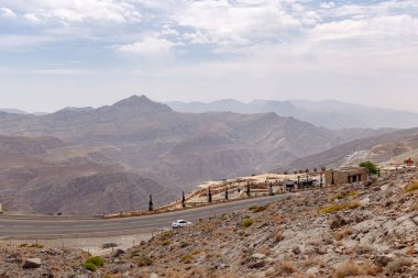 En çok ziyaret edilen nokta Jebel Jais manzaralı dağ manzarası Ras Al Khaimah, BAE. Nefes kesen kayalık tepeler, dolambaçlı yollar ve yürüyüş, kamp ve halatla kayma maceraları için popüler turizm merkezleri.