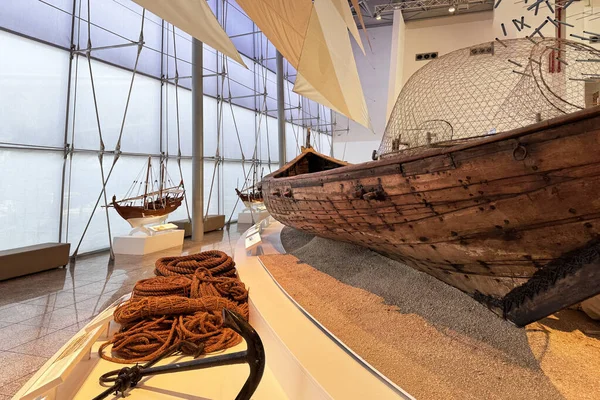 Sharjah, BAE. 14 Eylül 2025. Sharjah Denizcilik Müzesi 'nin iç manzarasında geleneksel deniz manzaraları ve zengin denizcilik mirası sergileniyor.