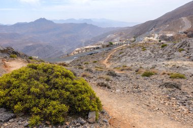 En çok ziyaret edilen nokta Jebel Jais manzaralı dağ manzarası Ras Al Khaimah, BAE. Nefes kesen kayalık tepeler, dolambaçlı yollar ve yürüyüş, kamp ve halatla kayma maceraları için popüler turizm merkezleri.