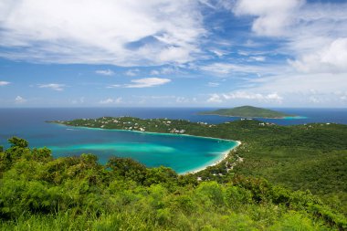 St. Thomas, ABD Virjin Adaları 'ndaki Magens Körfezi Sahili' nin havadan görünüşü turkuaz sular, beyaz kum ve yemyeşil tepeler, mükemmel tropikal kaçış.