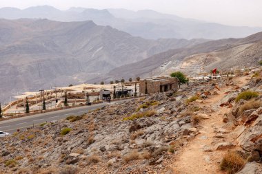 En çok ziyaret edilen nokta Jebel Jais manzaralı dağ manzarası Ras Al Khaimah, BAE. Nefes kesen kayalık tepeler, dolambaçlı yollar ve yürüyüş, kamp ve halatla kayma maceraları için popüler turizm merkezleri.