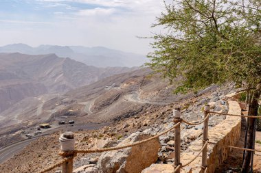 En çok ziyaret edilen nokta Jebel Jais manzaralı dağ manzarası Ras Al Khaimah, BAE. Nefes kesen kayalık tepeler, dolambaçlı yollar ve yürüyüş, kamp ve halatla kayma maceraları için popüler turizm merkezleri.