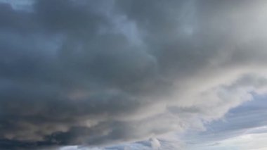 Hareketli bulutlar karanlık, dramatik bir fırtınaya dönüşüyor. Büyüleyici bir zaman atlaması, doğa ruh halini değiştiriyor.