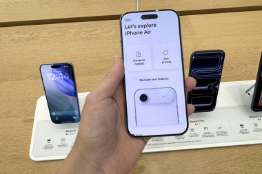 Dubai, BAE, 20 Eylül 2025. Apple Store 'da müşterilerin keşfetmesi ve satın alması için hazır yeni iPhone Air modelleri mevcut.