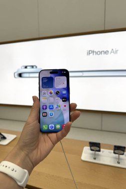 Dubai, BAE, 20 Eylül 2025. iPhone 17, Apple Store, parlak tasarım ve gelişmiş teknoloji..