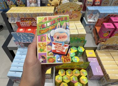Pop Mart Labubu The Monsters Wacky Mart koleksiyon kutusu, TikTok 'ta popüler olan kör kutu oyuncağını gösteriyor. Dubai, BAE - 20 Eylül 2025
