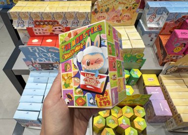 Dubai, BAE - 20 Eylül 2025: The Monsters Wacky Mart Pop Mart kutusu sergileniyor, koleksiyonluk kör kutu oyuncağı.