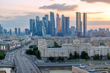 Moskova güzel bir günbatımında gökdelenler tarihi binaların üzerinde modern mimari, kültür mirası ve Rusya 'da dinamik büyüme ile gökdelenler yükseliyor. 10 Temmuz 2024, Moskova, Rusya