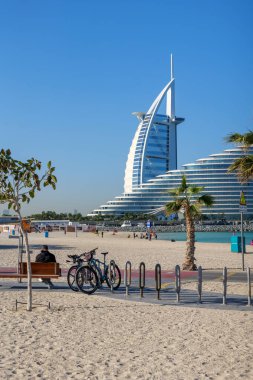 Uçurtma plajında bisiklet dostu sahil gezintisi, park edilmiş bisikletleri, yürüyüş yolları, sahil girişi. Bisiklet sürmek, gezmek ve Dubai yaşam tarzının tadını çıkarmak için mükemmel bir yer. 24 Ocak 2025 Dubai, BAE