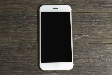 boş smartphone ya da tablet ahşap masa üzerinde