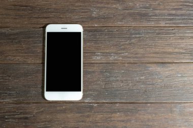 boş smartphone ya da tablet ahşap masa üzerinde