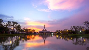 Suan Luang Rama 9 akşam alacakaranlık gökyüzü, Suan Luang Rama 9 ile ile peyzaj park Bangkok Tayland adıdır 