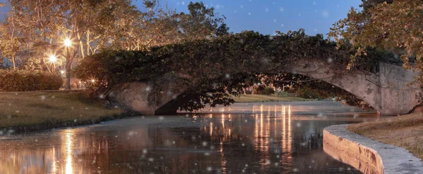 Alte Brücke Überquert Nachts Den Fluss Mit Schnee — Stockfoto