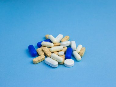 Çeşitli boyut ve şekli farklı hap mavi bir arka plan üzerinde