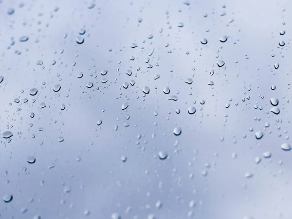 Gotas de lluvia sobre vidrio, gotas de lluvia sobre ventana clara —  Fotos de Stock