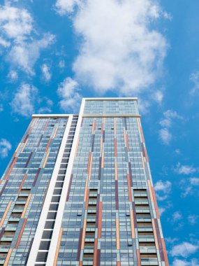 Modern ofis binası duvar cam mavi gökyüzü ile yapılmış