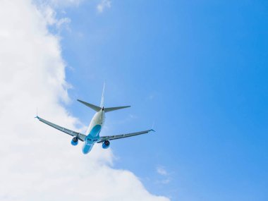 Mavi bulutlu gökyüzü alt görünümü uçan uçak