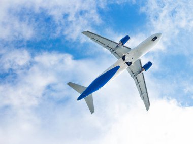 Mavi bulutlu gökyüzü alt görünümü uçan uçak