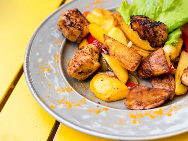 Жареное мясо с картошкой, ояксури, горячее по-грузински на деревянном столе. Вид сверху — стоковое фото