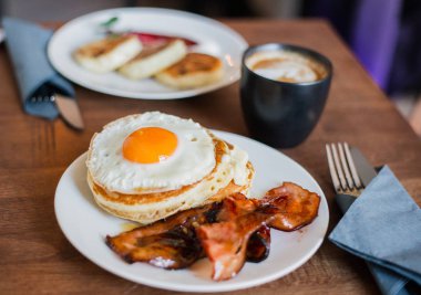 Krep, kızarmış yumurta, pastırma ve kahve ile lezzetli kahvaltı